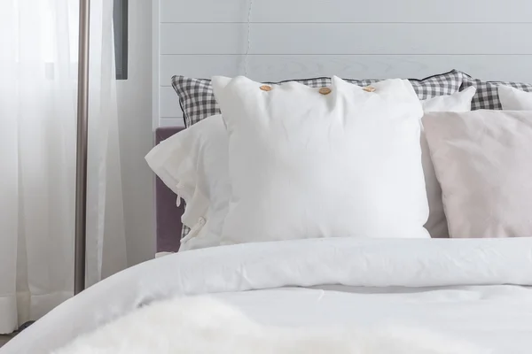 Travesseiro branco na cama no quarto moderno — Fotografia de Stock