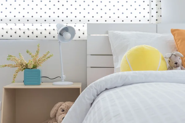 Дитяча спальня з різнокольоровими подушками і ляльками — стокове фото