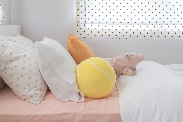 Dětský pokoj s barevnými polštáři a panenky — Stock fotografie