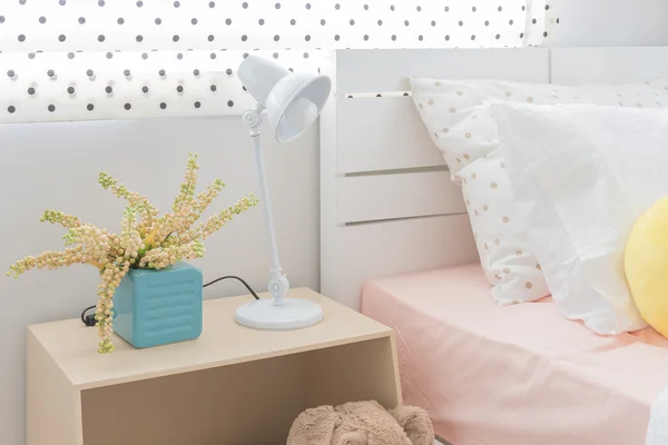 Sypialnia dla dzieci kolorowe poduszki i lalki — Zdjęcie stockowe