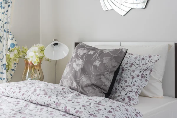 Cama de madera blanca y almohadas en el dormitorio moderno — Foto de Stock