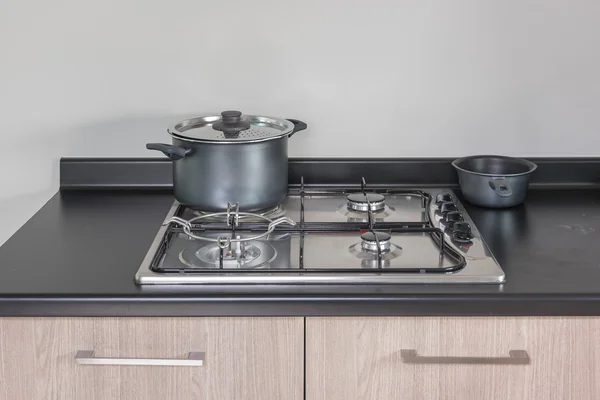 Pot inoxydable sur cuisinière à gaz — Photo