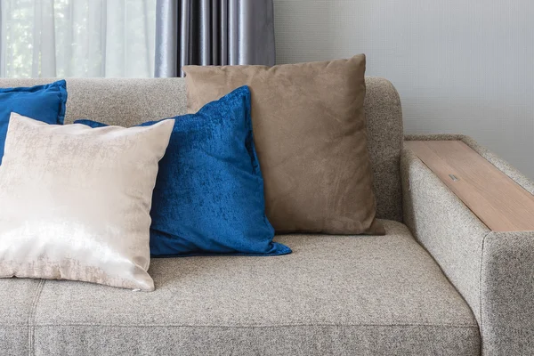 Almohadas en sofá gris en la sala de estar moderna — Foto de Stock