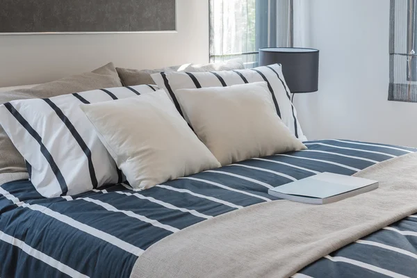 Современная спальня с синей кроватью и подушками — стоковое фото