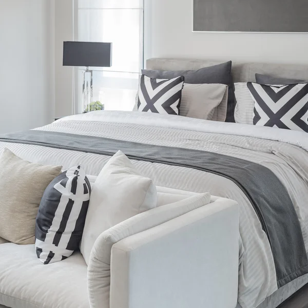 Negro y blanco moderno dormitorio de estilo —  Fotos de Stock