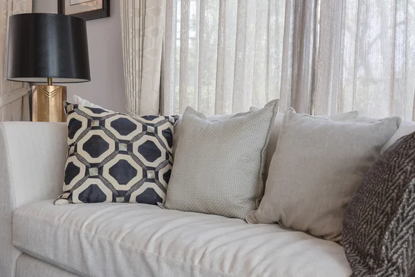 Almohadas en el estilo clásico sofá con lámpara negra en la sala de estar — Foto de Stock