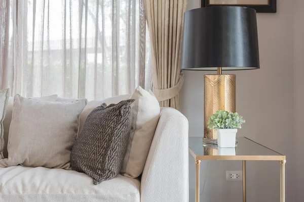 Bantal pada gaya sofa klasik dengan lampu hitam di ruang tamu — Stok Foto