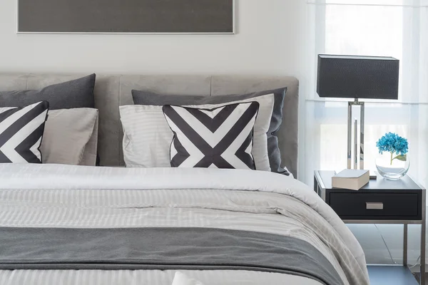 Svarta och vita moderna sovrum stil med svart lampa — Stockfoto