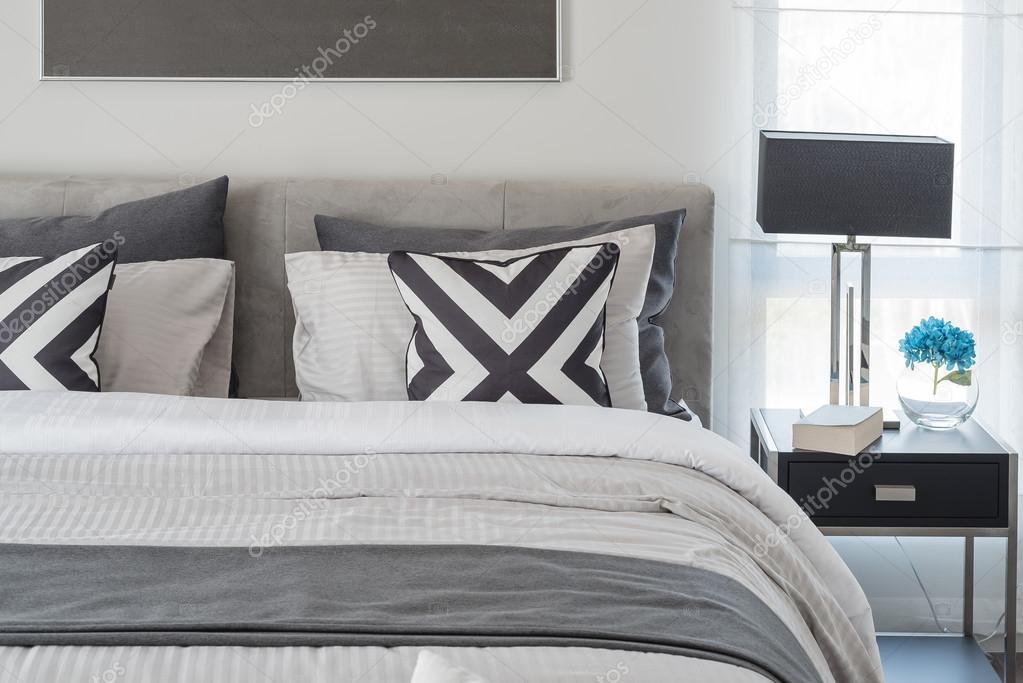 stile bianco e nero camera da letto moderna con lampada nera — Foto ... stile bianco e nero camera da letto moderna con lampada nera — Foto ...