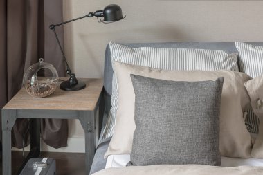 gri renk tonlu tasarım tarzıyla modern yatak odası 