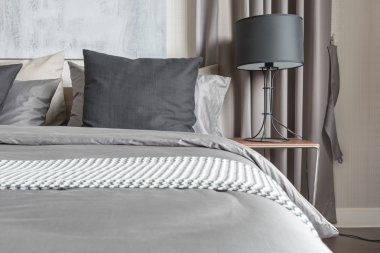 gri renk tonlu tasarım tarzıyla modern yatak odası 