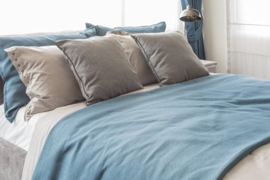 mavi renk teması ile modern yatak odası 