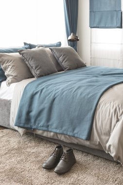 kahverengi ayakkabı ile modern yatak odası