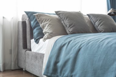 mavi renk teması ile modern yatak odası