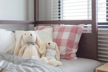 Bebek ve oyuncak çocuğun yatak odasında yatakta 