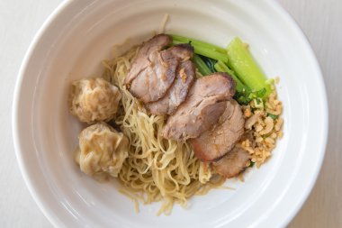 Yumurtalı erişte ve kırmızı domuz rostosu 