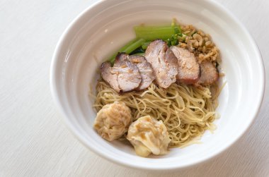 Yumurtalı erişte ve kırmızı domuz rostosu 