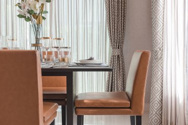 Modern gri kanepe yastık ile 