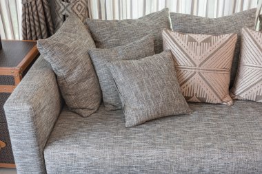 Modern gri kanepe yastık ile