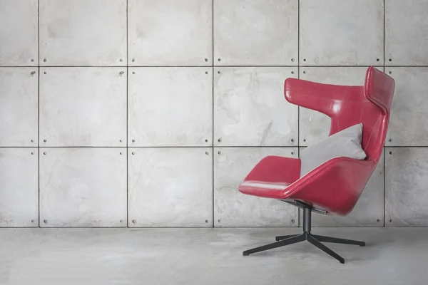 Сучасний червоний стілець і бетонна стіна — стокове фото