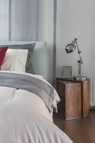 Lámpara moderna sobre mesa de madera en dormitorio moderno — Foto de Stock