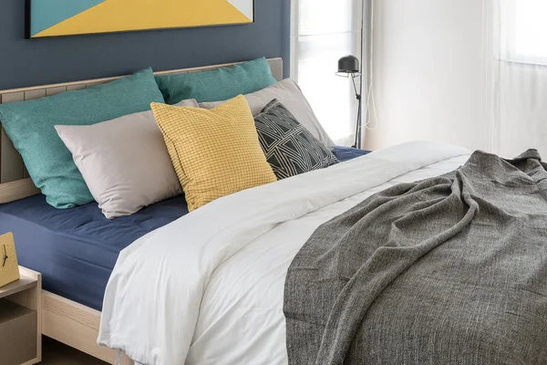 Современная спальня с красочными подушками — стоковое фото