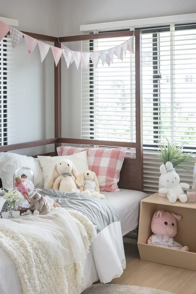 Panenky a hračky na posteli v ložnici dětský — Stock fotografie