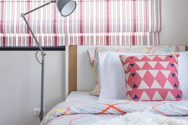 Nowoczesne lampy w nowoczesnej sypialni z kolorowe poduszki — Zdjęcie stockowe
