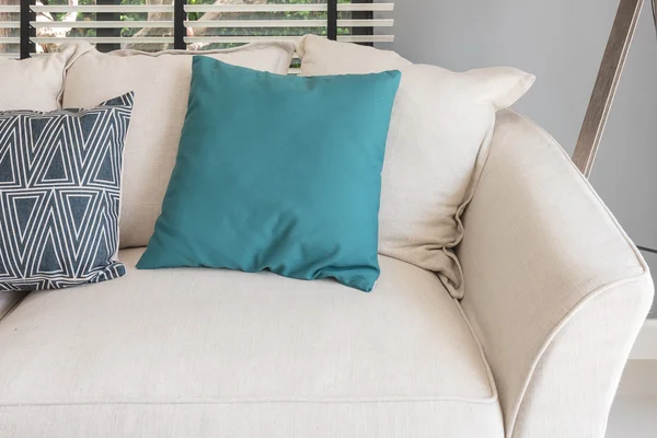 Moderne stue med sofa og pute – stockfoto