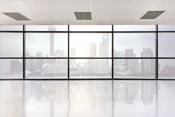 大きな窓と空のオフィス スペース — ストック写真