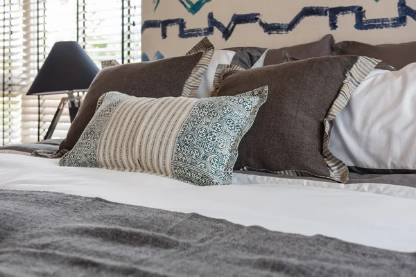 Poduszki na łóżko w sypialni luksusowe — Zdjęcie stockowe