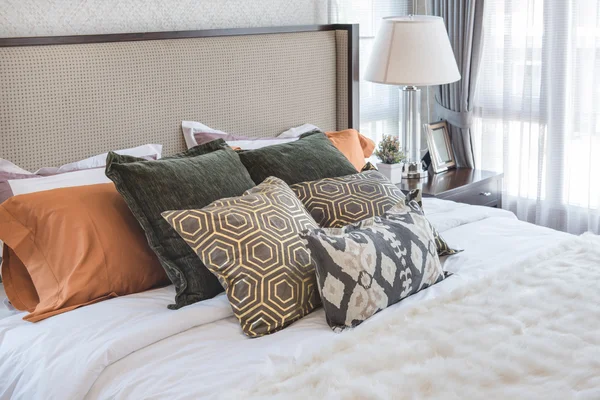 Almohadas en la cama con lámpara blanca en el dormitorio de lujo — Foto de Stock