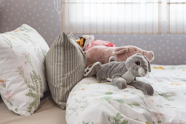 Gyerek hálószoba dolls ágyon — Stock Fotó