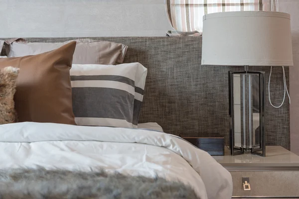 Современная спальня с белой лампой — стоковое фото