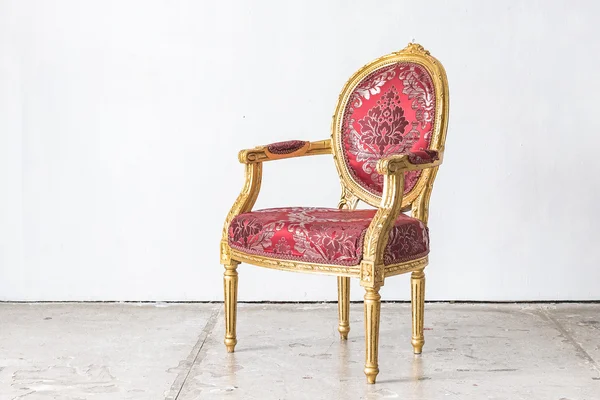 Estilo clásico silla roja en habitación vintage — Foto de Stock
