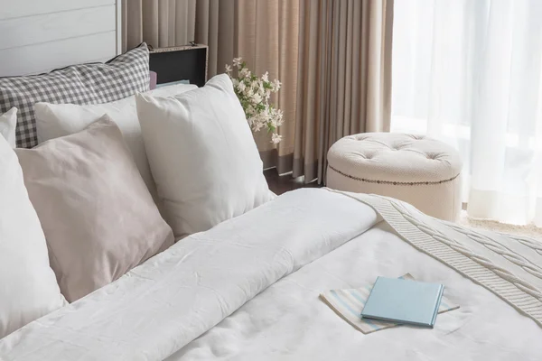 Weiße Farbe Thema Schlafzimmer Design Stockbild