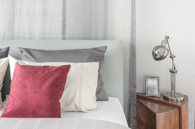 siyah lamba kırmızı yastık ile modern yatak odası tasarım 