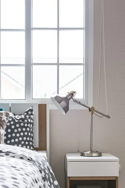 Moderna lampan på nattduksbordet med trä säng — Stockfoto