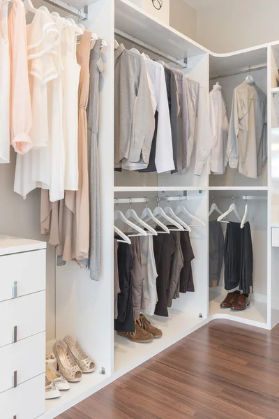 elbise ve gömlek beyaz gardırop Ray üzerinde asılı 