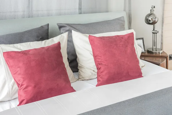 siyah lamba kırmızı yastık ile modern yatak odası tasarım 