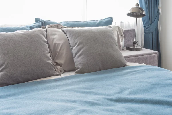 modern lamba ile modern yatak odası