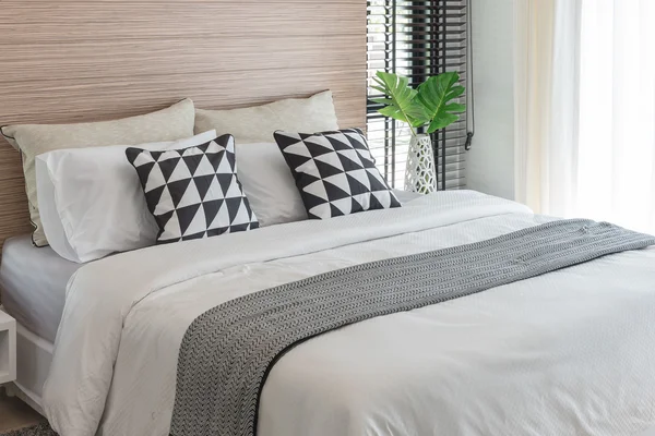Cuscini in bianco e nero sul letto in camera da letto moderna — Foto Stock