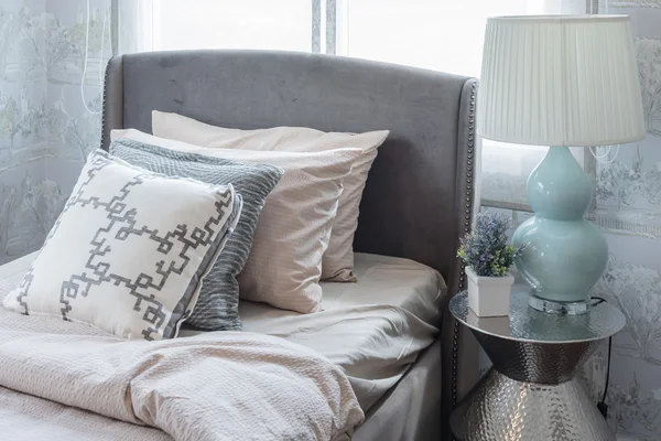 Rij van kussens op bed in luxe slaapkamer — Stockfoto
