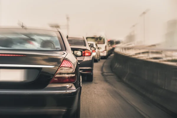 Embouteillage avec rangée de voitures sur autoroute pendant les heures de pointe — Photo