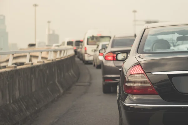 Embouteillage avec rangée de voitures sur autoroute — Photo