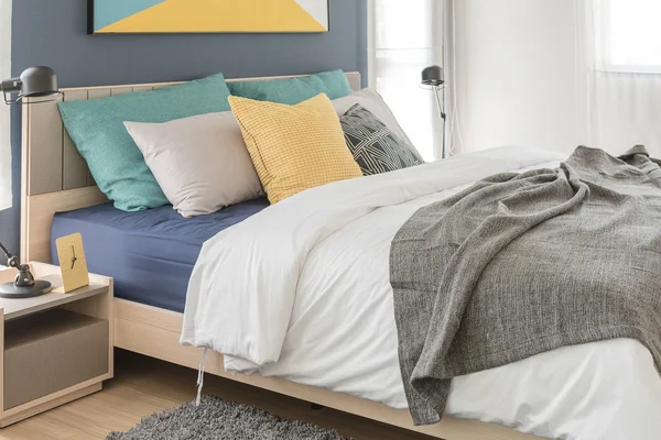 Modernes Schlafzimmer mit bunten Kissen lizenzfreie Stockbilder