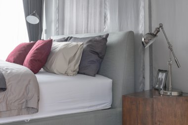 siyah lamba kırmızı yastık ile modern yatak odası tasarım 