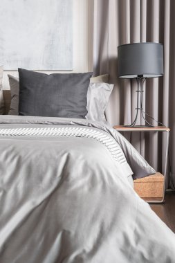 gri siyah lamba ile modern yatak odası beyaz yatakta yastığına 