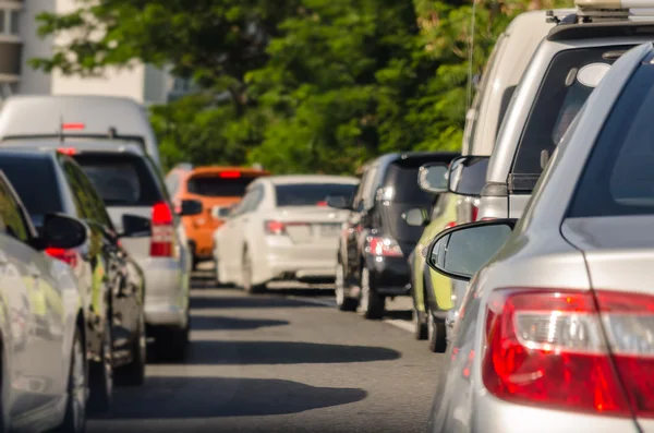 Atasco de tráfico con fila de coches en la autopista — Foto de Stock