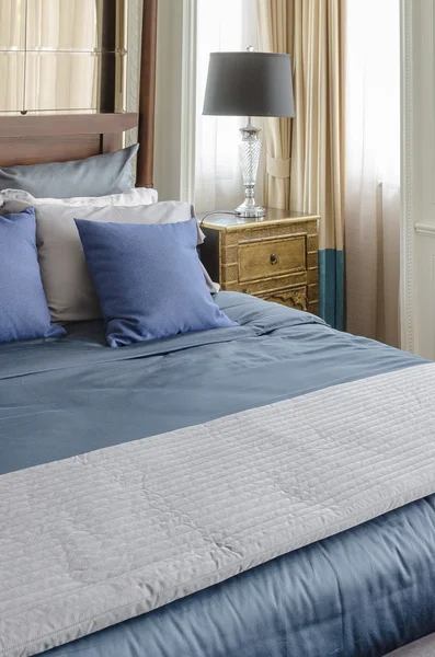 mavi renk tonu yatak klasik yatak odası tarzı 